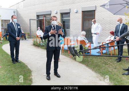 @ Pool/ Jacques Witt/Maxppp, France, paris,2020/09/22 der französische Präsident Emmanuel Macron besucht den EHPAD La Bonne Eure mit der französischen Autonomieministerin Brigitte Bourguignon. Stockfoto