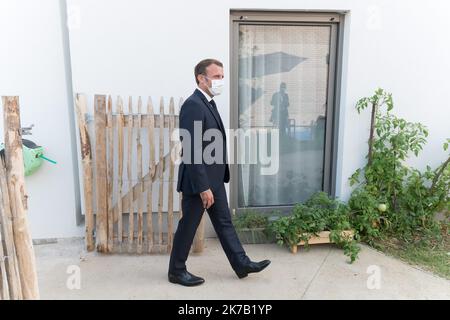 @ Pool/ Jacques Witt/Maxppp, France, paris,2020/09/22 der französische Präsident Emmanuel Macron besucht den EHPAD La Bonne Eure mit der französischen Autonomieministerin Brigitte Bourguignon. Stockfoto