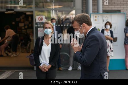 @ Pool/ Jacques Witt/Maxppp, France, paris,2020/09/22 der französische Präsident Emmanuel Macron besucht den EHPAD La Bonne Eure mit der französischen Autonomieministerin Brigitte Bourguignon. Stockfoto