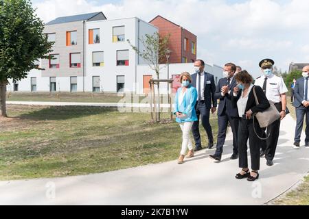 @ Pool/ Jacques Witt/Maxppp, France, paris,2020/09/22 der französische Präsident Emmanuel Macron besucht den EHPAD La Bonne Eure mit der französischen Autonomieministerin Brigitte Bourguignon. Stockfoto