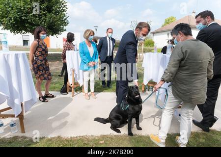 @ Pool/ Jacques Witt/Maxppp, France, paris,2020/09/22 der französische Präsident Emmanuel Macron besucht den EHPAD La Bonne Eure mit der französischen Autonomieministerin Brigitte Bourguignon. Stockfoto