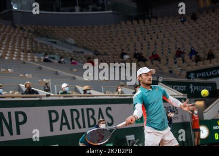 Aurelien Morissard / IP3; David GOFFIN (Bel) spielt eine Vorhand gegen Jannik SINNERIN (ITA) auf dem Philippe Chatrier-Platz des French Open Tennisturniers bei Roland Garros in Paris, Frankreich, 27.. Juni 2020. Stockfoto
