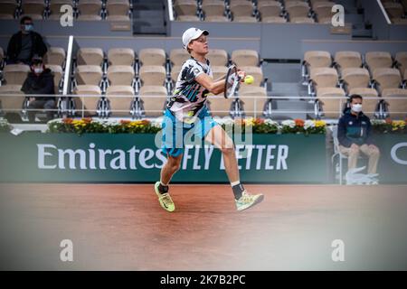 Aurelien Morissard / IP3; Jannik SINNER (ITA) spielt eine Vorhand gegen David GOFFIN (Bel) auf dem Philippe-Chatrier-Platz des French Open-Tennisturniers bei Roland Garros in Paris, Frankreich, 27.. Juni 2020. Stockfoto