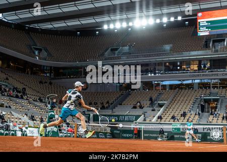 Aurelien Morissard / IP3; Jannik SINNER (ITA) spielt eine Vorhand gegen David GOFFIN (Bel) auf dem Philippe-Chatrier-Platz des French Open-Tennisturniers bei Roland Garros in Paris, Frankreich, 27.. Juni 2020. Stockfoto