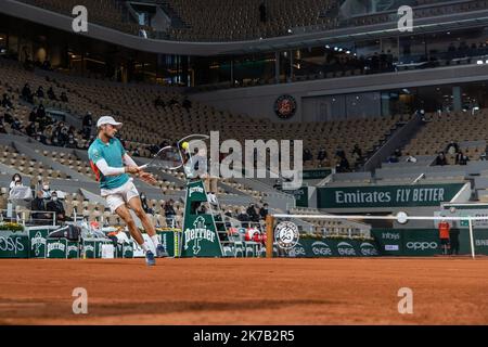 Aurelien Morissard / IP3; David GOFFIN (Bel) spielt eine Vorhand gegen Jannik SINNERIN (ITA) auf dem Philippe Chatrier-Platz des French Open Tennisturniers bei Roland Garros in Paris, Frankreich, 27.. Juni 2020. Stockfoto