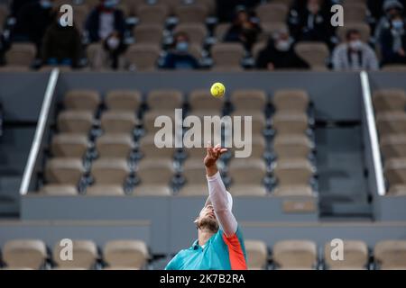Aurelien Morissard / IP3; David GOFFIN (Bel) dient gegen Jannik SINNERIN (ITA) auf dem Philippe-Chatrier-Platz des French Open-Tennisturniers bei Roland Garros in Paris, Frankreich, am 27.. Juni 2020. Stockfoto