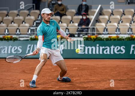 Aurelien Morissard / IP3; David GOFFIN (Bel) spielt eine Vorhand gegen Jannik SINNERIN (ITA) auf dem Philippe Chatrier-Platz des French Open Tennisturniers bei Roland Garros in Paris, Frankreich, 27.. Juni 2020. Stockfoto