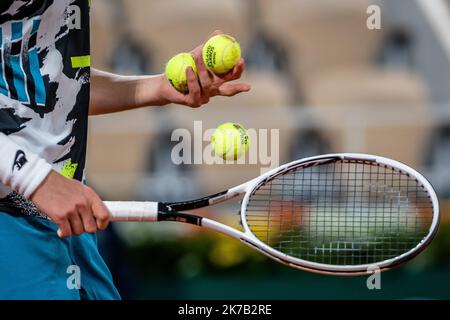 Aurelien Morissard / IP3; Jannik SINNER (ITA) bereitet sich auf den Dienst gegen David GOFFIN (Bel) auf dem Philippe-Chatrier-Platz des French Open-Tennisturniers bei Roland Garros in Paris, Frankreich, am 27.. Juni 2020 vor. Stockfoto