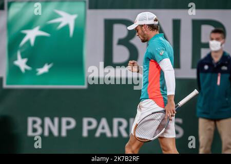 Aurelien Morissard / IP3; David GOFFIN (Bel) Geste gegen Jannik SINNER (ITA) auf dem Philippe-Chatrier-Platz des French Open-Tennisturniers bei Roland Garros in Paris, Frankreich, 27.. Juni 2020. Stockfoto