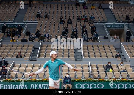 Aurelien Morissard / IP3; Spielatmosphäre zwischen David GOFFIN (Bel) und Jannik SINNER (ITA) auf dem Philippe Chatrier-Platz des French Open-Tennisturniers bei Roland Garros in Paris, Frankreich, 27.. Juni 2020. Stockfoto