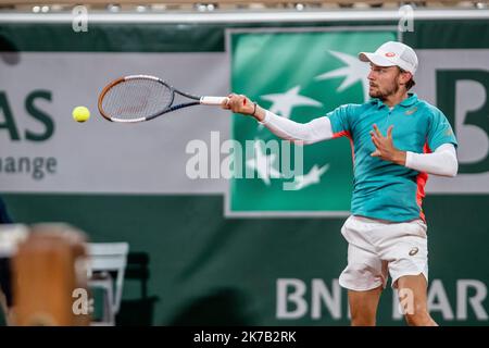 Aurelien Morissard / IP3; David GOFFIN (Bel) spielt eine Vorhand gegen Jannik SINNERIN (ITA) auf dem Philippe Chatrier-Platz des French Open Tennisturniers bei Roland Garros in Paris, Frankreich, 27.. Juni 2020. Stockfoto