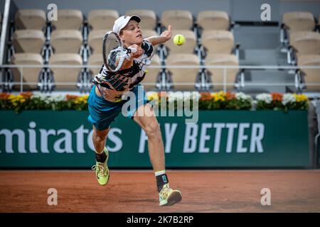 Aurelien Morissard / IP3; Jannik SINNER (ITA) spielt eine Vorhand gegen David GOFFIN (Bel) auf dem Philippe-Chatrier-Platz des French Open-Tennisturniers bei Roland Garros in Paris, Frankreich, 27.. Juni 2020. Stockfoto