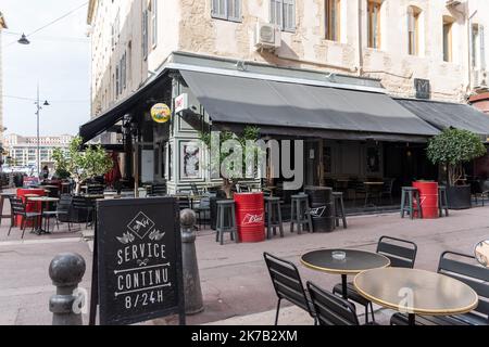 ©Yannick Neve / Le Pictorium/MAXPPP - Yannick Neve / Le Pictorium - 24/09/2020 - Frankreich / Bouches-du-Rhone / Marseille - Bars und Restaurants de Marseille avant leur fermeture le 26 septembre 2020 jusqu'a nouvel ordre. / 24/09/2020 - Frankreich / Bouches-du-Rhone / Marseille - Bars und Restaurants in Marseille, bevor sie am 26. September 2020 bis auf weiteres schließen. Stockfoto