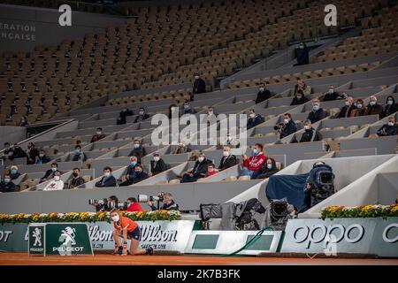 Aurelien Morissard / IP3; Ambiente während des Spiels zwischen Oceane DODIN (FRA) und Petra KVITOVA (CZE) auf dem Philippe Chatrier-Platz bei der ersten Runde des French Open-Tennisturniers bei Roland Garros in Paris, Frankreich, am 28.. Juni 2020. Stockfoto