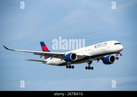 Flughafen Amsterdam Schiphol, AMS, Flugzeug nähert sich Kaagbaan, Start- und Landebahn, N501DN, Delta Air Lines Airbus A350-900. Stockfoto