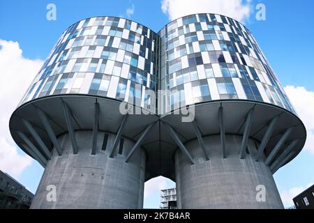 Kopenhagen, Dänemark - 2022. September: Blick auf die Portland Towers, zwei Silos, die im Nordhavn-Viertel in Bürobilder umgewandelt wurden. Stockfoto