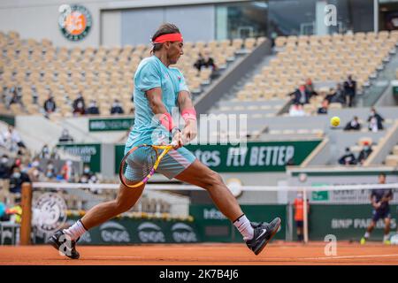 Aurelien Morissard / IP3; Rafael NADAL (ESP) spielt während seines Spiels gegen Mackenzie MCDONALD (USA) auf dem Philippe Chatrier-Platz in der zweiten Runde des French Open-Tennisturniers bei Roland Garros in Paris, Frankreich, am 30.. Juni 2020 eine Rückhand. Stockfoto