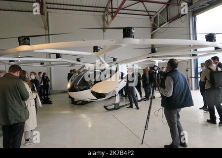 ©PHOTOPQR/LE PARISIEN/Jila VAROQUIER ; ; 30/09/2020 ; Cormeilles-en-Vexin. Le Taxi volant électrique de Volocopter réalisera ses Tests expérimentaux sur l'aérodrome du Val d'Oise. - Cormeilles en Vevin, Frankreich, Sept. 30. 2020 - das fliegende Elektrotaxi Volocopter wird die Tests starten Stockfoto