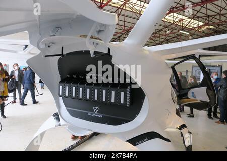 ©PHOTOPQR/LE PARISIEN/Jila VAROQUIER ; ; 30/09/2020 ; Cormeilles-en-Vexin. Le Taxi volant électrique de Volocopter réalisera ses Tests expérimentaux sur l'aérodrome du Val d'Oise. - Cormeilles en Vevin, Frankreich, Sept. 30. 2020 - das fliegende Elektrotaxi Volocopter wird die Tests starten Stockfoto