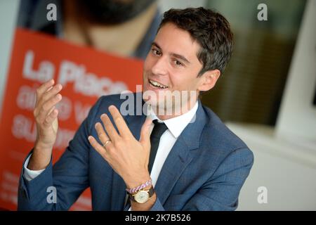 ©PHOTOPQR/OUEST FRANCE/Marc Ollivier ; Rennes ; 01/10/2020 ; Gabriel Attal secrétaire d'État auprès du Premier Ministre, porte-parole du gouvernement rencontre les lecteurs du Journal Ouest-France ce jeudi 1er octobre 2020 - 2020/09/30. Gabriel Attal Staatssekretär beim Premierminister, Regierungssprecher Stockfoto