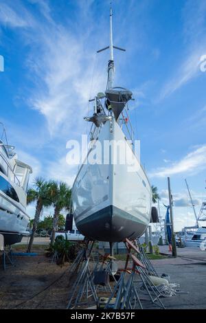 Ein Segelboot wird an einem sonnigen Nachmittag in Florida von unterhalb des Bogens aus gesehen. Stockfoto