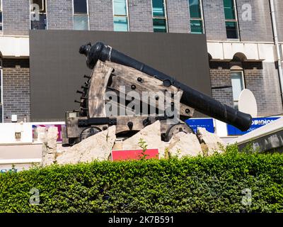 Eine Waffe, die speziell für das Abfeuern von Wänden und Zinnen auf dem Felsen von Gibraltar entwickelt wurde. Es ist ein Tiefdruckgewehr und steht auf dem Casemates-Platz Stockfoto