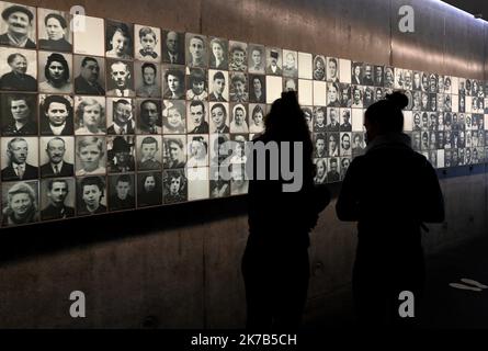 ©PHOTOPQR/OUEST FRANCE/Marc Ollivier ; Oradour-sur-Glane ; 04/09/2020 ; Au Centre de la mémoire, les photo des victimes du Massacre sur de la porcelaine. Le Village Martyr d’Oradour-sur-Glane (Haute-Vienne) a été brulé et détruit le 10 Juin 1944 par l'armée nazie. - Oradour-sur-Glane Sept. 9 2020 das ursprüngliche Dorf wurde am 10. Juni 1944 zerstört, als 642 seiner Einwohner, darunter Frauen und Kinder, von einer Truppengruppe der SS-Panzerdivision das Reich 2., einer Waffen-SS-Einheit der Streitkräfte Nazi-Deutschlands, massakriert wurden. Stockfoto