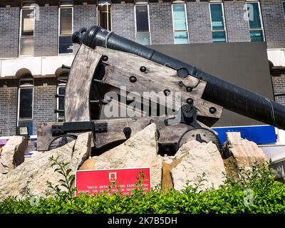 Eine Waffe, die speziell für das Abfeuern von Wänden und Zinnen auf dem Felsen von Gibraltar entwickelt wurde. Es ist ein Tiefdruckgewehr und steht auf dem Casemates-Platz Stockfoto