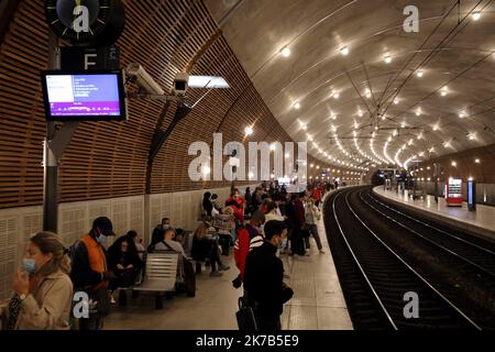 ©PHOTOPQR/NICE MATIN/Jean François Ottonello ; Monaco ; 02/10/2020 ; Tempête Alex dans les Alpes-Maritimes - le dernier train (de 11h59 avec 20 minutes de retard) au départ de la gare Monaco - Monte-Carlo en direction de Nice avant l'arrêt des lignes. Monaco, 2. 2020. oktober - der letzte Zug verlässt Monaco, nachdem die Züge angehalten werden, da der Sturm Alex im Südosten Frankreichs erwartet wird Stockfoto