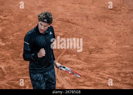 Aurelien Morissard / IP3; Dominic Thiem (AUT) reagiert während seines Spiels gegen Casper RUUD (NOR) auf dem Philippe Chatrier-Platz auf die dritte Runde des French Open-Tennisturniers bei Roland Garros in Paris, Frankreich, am 2.. Oktober 2020. Stockfoto