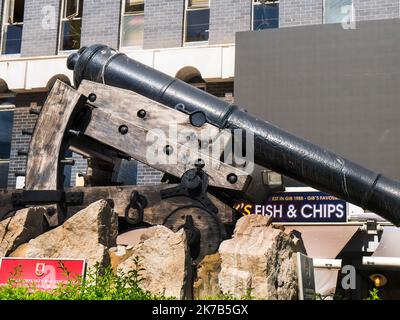 Eine Waffe, die speziell für das Abfeuern von Wänden und Zinnen auf dem Felsen von Gibraltar entwickelt wurde. Es ist ein Tiefdruckgewehr und steht auf dem Casemates-Platz Stockfoto