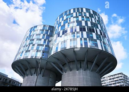 Kopenhagen, Dänemark - 2022. September: Blick auf die Portland Towers, zwei Silos, die im Nordhavn-Viertel in Bürobilder umgewandelt wurden. Stockfoto