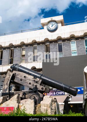 Eine Waffe, die speziell für das Abfeuern von Wänden und Zinnen auf dem Felsen von Gibraltar entwickelt wurde. Es ist ein Tiefdruckgewehr und steht auf dem Casemates-Platz Stockfoto