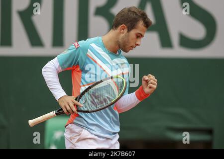 ©Sebastien Muylaert/MAXPPP - der Franzose Hugo Gaston reagiert während seines Manns-Einzelspiels in der dritten Runde gegen den Schweizer Stan Wawrinka am sechsten Tag der French Open 2020 bei Roland Garros in Paris, Frankreich. 02.10.2020 Stockfoto