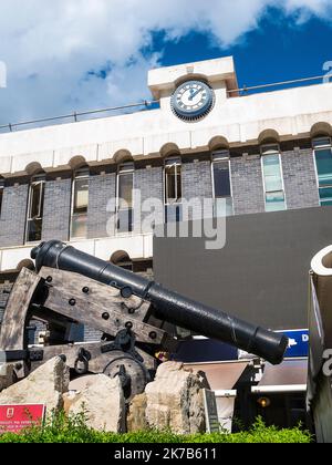 Eine Waffe, die speziell für das Abfeuern von Wänden und Zinnen auf dem Felsen von Gibraltar entwickelt wurde. Es ist ein Tiefdruckgewehr und steht auf dem Casemates-Platz Stockfoto