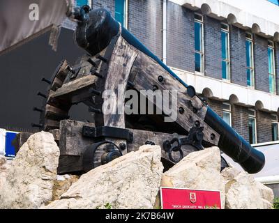 Eine Waffe, die speziell für das Abfeuern von Wänden und Zinnen auf dem Felsen von Gibraltar entwickelt wurde. Es ist ein Tiefdruckgewehr und steht auf dem Casemates-Platz Stockfoto