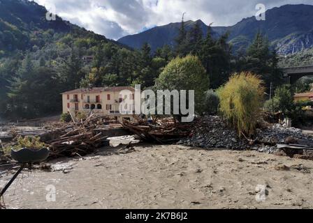 VaLC/Maxppp - Ein General der Flutflut aufgrund von Starkregen durch den Sturm „Alex“ in Breil sur Roya, Frankreich, 03. Oktober 2020. Es wird mit Starkregen und nassem Wetter gerechnet, da Sturm Alex Südfrankreich beeinflusst. Stockfoto