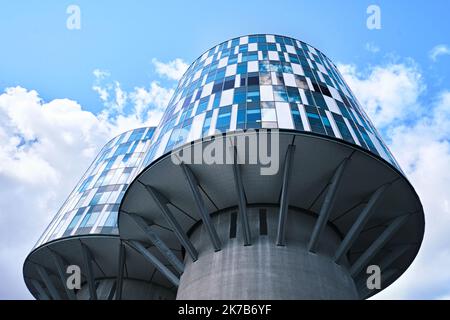 Kopenhagen, Dänemark - 2022. September: Blick auf die Portland Towers, zwei Silos, die im Nordhavn-Viertel in Bürobilder umgewandelt wurden. Stockfoto