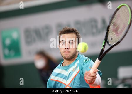 ©PHOTOPQR/LE PARISIEN/ARNAUD JOURNOIS ; PARIS ; 04/10/2020 ; TENNIS , ROLAND GARROS 2020 / INTERNATIONAUX DE FRANCE DE TENNIS 2020 / HUGO GASTON VS DOMINIC THIEM - FRANZÖSISCH OFFEN ROLAND GARROS OCT 4 2020 Stockfoto