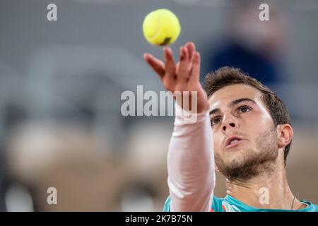 Aurelien Morissard / IP3; Hugo GASTON (FRA) dient während seines Spiels gegen Dominic THIEM (AUT) auf dem Philippe Chatrier-Platz bei der Round of 16 des French Open Tennisturniers in Roland Garros in Paris, Frankreich, am 4.. Oktober 2020. Stockfoto