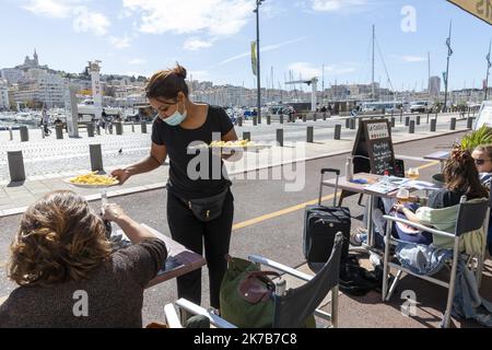 ©PHOTOPQR/LA PROVENCE/SPEICH Frédéric ; Marseille ; 05/10/2020 ; Epidemiologie de Covid 19 (Coronavirus) : Illustration sur la réouverture des Restaurants de la Metropole Aix-Marseille apres une semaine de fermeture due a l‚Äôaugmentation du nombre de Malades dans la région marseille Ici le Restaurant Le Collin‚Äôs sur le Vieux-Port - Marseille, Frankreich, 5. 2020. oktober - Wiedereröffnung der Bars nach Covid-19-Beschränkungen Stockfoto