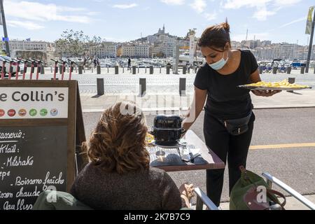 ©PHOTOPQR/LA PROVENCE/SPEICH Frédéric ; Marseille ; 05/10/2020 ; Epidemiologie de Covid 19 (Coronavirus) : Illustration sur la réouverture des Restaurants de la Metropole Aix-Marseille apres une semaine de fermeture due a l‚Äôaugmentation du nombre de Malades dans la région marseille Ici le Restaurant Le Collin‚Äôs sur le Vieux-Port - Marseille, Frankreich, 5. 2020. oktober - Wiedereröffnung der Bars nach Covid-19-Beschränkungen Stockfoto