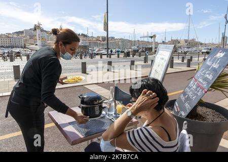 ©PHOTOPQR/LA PROVENCE/SPEICH Frédéric ; Marseille ; 05/10/2020 ; Epidemiologie de Covid 19 (Coronavirus) : Illustration sur la réouverture des Restaurants de la Metropole Aix-Marseille apres une semaine de fermeture due a l‚Äôaugmentation du nombre de Malades dans la région marseille Ici le Restaurant Le Collin‚Äôs sur le Vieux-Port - Marseille, Frankreich, 5. 2020. oktober - Wiedereröffnung der Bars nach Covid-19-Beschränkungen Stockfoto