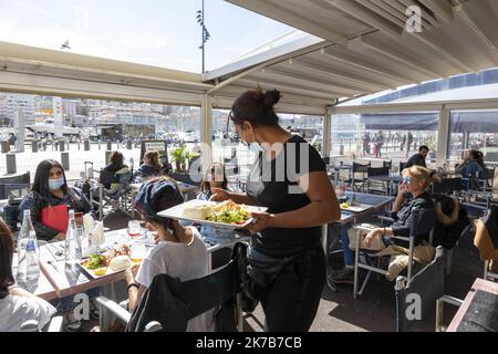 ©PHOTOPQR/LA PROVENCE/SPEICH Frédéric ; Marseille ; 05/10/2020 ; Epidemiologie de Covid 19 (Coronavirus) : Illustration sur la réouverture des Restaurants de la Metropole Aix-Marseille apres une semaine de fermeture due a l‚Äôaugmentation du nombre de Malades dans la région marseille Ici le Restaurant Le Collin‚Äôs sur le Vieux-Port - Marseille, Frankreich, 5. 2020. oktober - Wiedereröffnung der Bars nach Covid-19-Beschränkungen Stockfoto