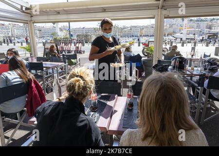 ©PHOTOPQR/LA PROVENCE/SPEICH Frédéric ; Marseille ; 05/10/2020 ; Epidemiologie de Covid 19 (Coronavirus) : Illustration sur la réouverture des Restaurants de la Metropole Aix-Marseille apres une semaine de fermeture due a l‚Äôaugmentation du nombre de Malades dans la région marseille Ici le Restaurant Le Collin‚Äôs sur le Vieux-Port - Marseille, Frankreich, 5. 2020. oktober - Wiedereröffnung der Bars nach Covid-19-Beschränkungen Stockfoto