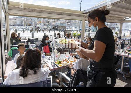 ©PHOTOPQR/LA PROVENCE/SPEICH Frédéric ; Marseille ; 05/10/2020 ; Epidemiologie de Covid 19 (Coronavirus) : Illustration sur la réouverture des Restaurants de la Metropole Aix-Marseille apres une semaine de fermeture due a l‚Äôaugmentation du nombre de Malades dans la région marseille Ici le Restaurant Le Collin‚Äôs sur le Vieux-Port - Marseille, Frankreich, 5. 2020. oktober - Wiedereröffnung der Bars nach Covid-19-Beschränkungen Stockfoto