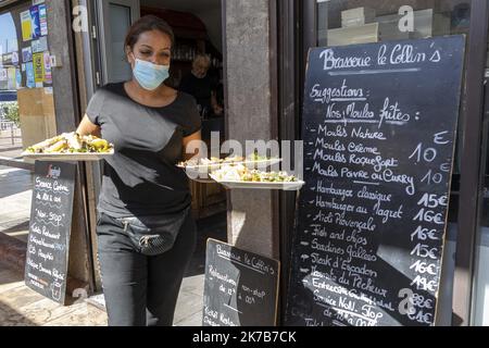 ©PHOTOPQR/LA PROVENCE/SPEICH Frédéric ; Marseille ; 05/10/2020 ; Epidemiologie de Covid 19 (Coronavirus) : Illustration sur la réouverture des Restaurants de la Metropole Aix-Marseille apres une semaine de fermeture due a l‚Äôaugmentation du nombre de Malades dans la région marseille Ici le Restaurant Le Collin‚Äôs sur le Vieux-Port - Marseille, Frankreich, 5. 2020. oktober - Wiedereröffnung der Bars nach Covid-19-Beschränkungen Stockfoto