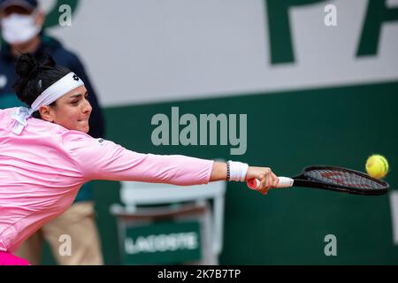 Aurelien Morissard / IP3; Ons JABEUR (tun) spielt eine Rückhand während ihres Spiels gegen Danielle COLLINS (USA) auf dem Philippe Chatrier Platz bei der Runde der 16 des French Open Tennisturniers in Roland Garros in Paris, Frankreich, am 6.. Oktober 2020. Stockfoto