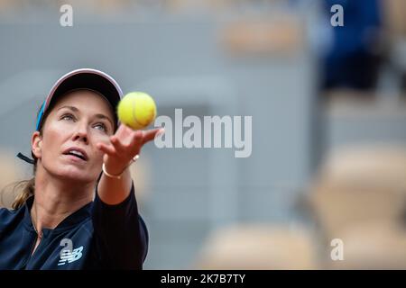 Aurelien Morissard / IP3; Danielle COLLINS (USA) ist während ihres Spiels gegen Ons JABEUR (tun) auf dem Philippe Chatrier-Platz bei der Runde 16 des French Open-Tennisturniers in Roland Garros in Paris, Frankreich, am 6.. Oktober 2020. Stockfoto