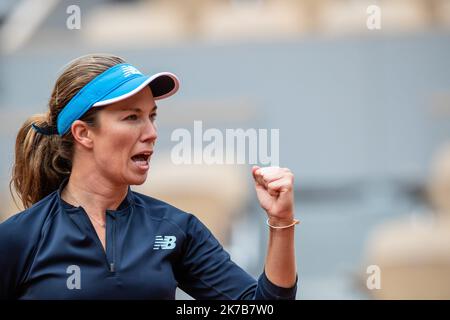 Aurelien Morissard / IP3; Danielle COLLINS (USA) reagiert während ihres Spiels gegen Ons JABEUR (tun) auf dem Philippe Chatrier-Platz auf die Runde 16 des French Open-Tennisturniers bei Roland Garros in Paris, Frankreich, am 6.. Oktober 2020. Stockfoto